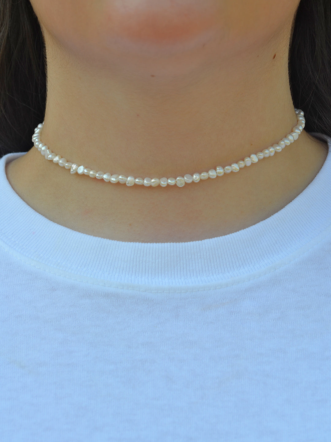 Worn snugly around the neck, this freshwater pearl choker adds a classic and sophisticated touch to any outfit.