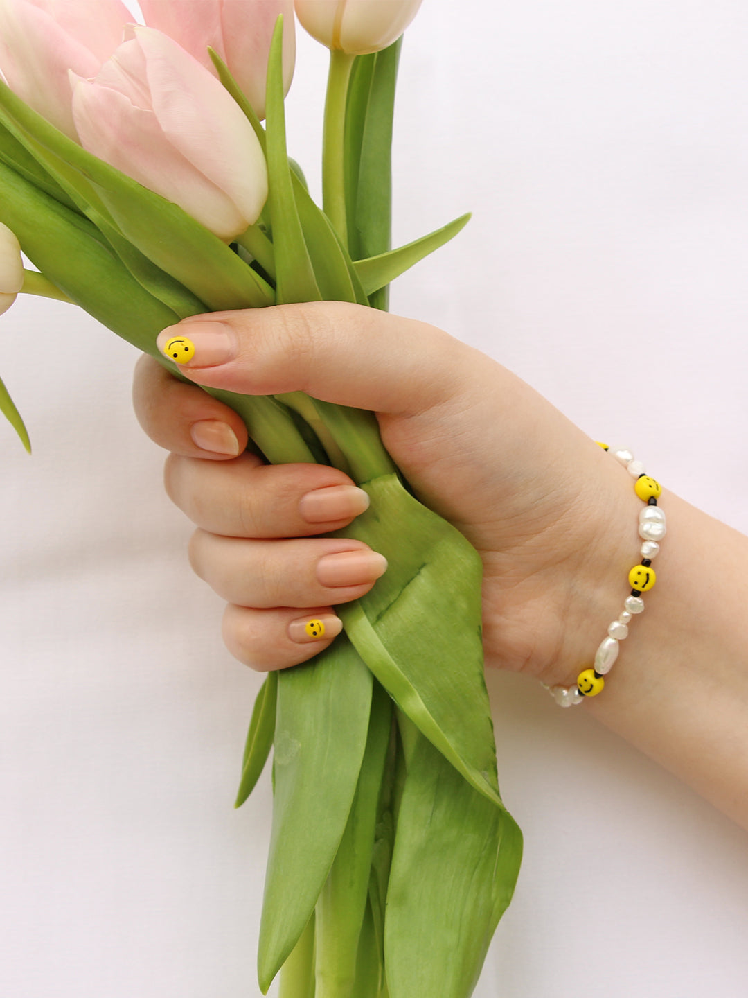Worn on the wrist, this bracelet adds a cheerful and stylish vibe, perfectly paired with a fresh bouquet of tulips.